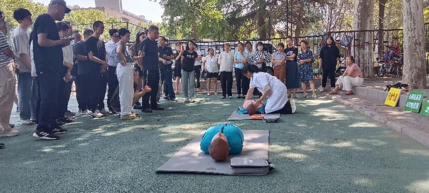 雁塔校區(qū)操場一角：直屬部門、離退休工會(huì)工作人員