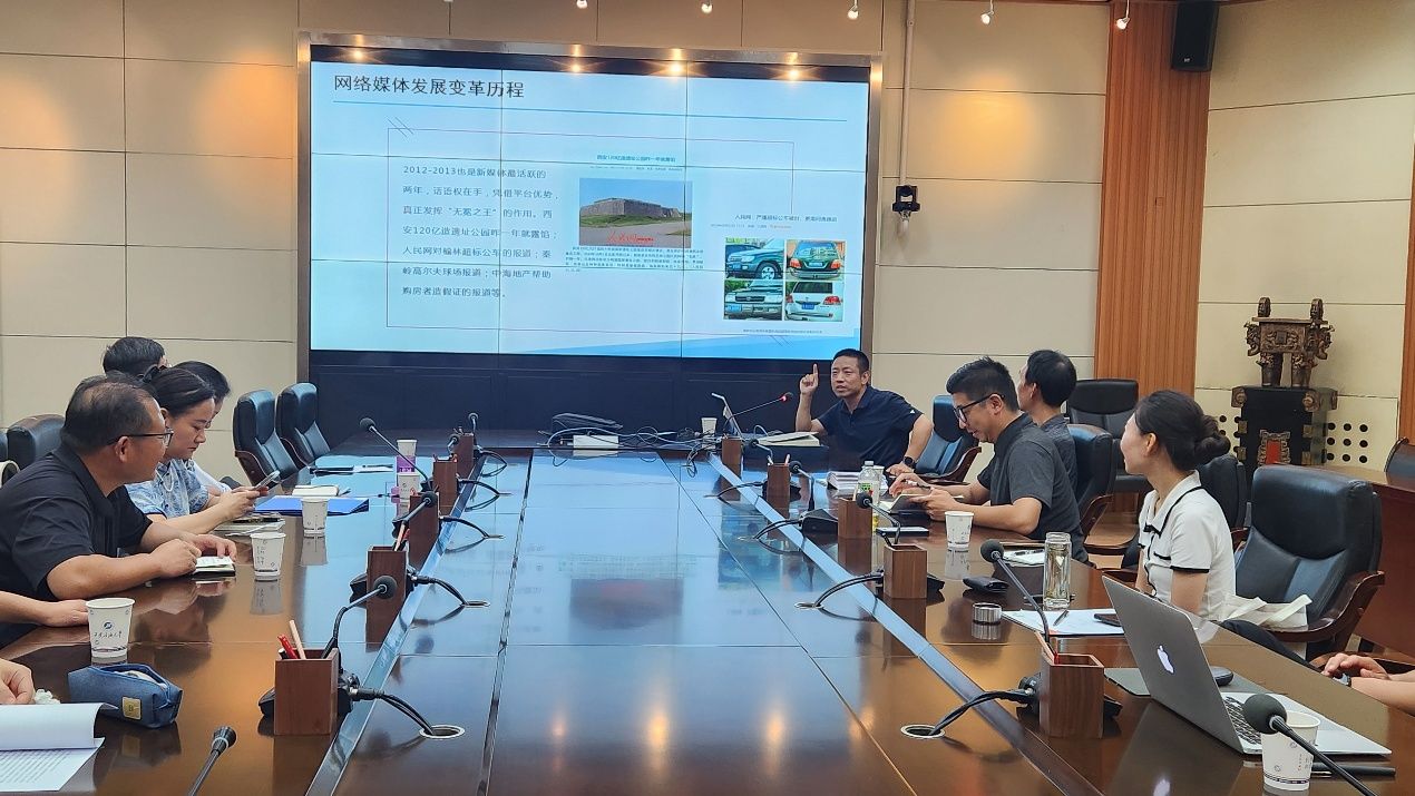 圖片包含 室內(nèi), 桌子, 男人, 柜臺(tái)AI 生成的內(nèi)容可能不正確。