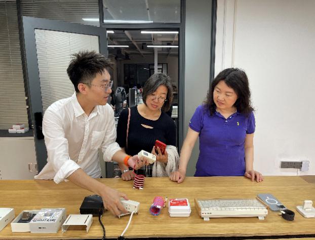 圖片包含 室內(nèi), 男人, 人, 窗戶描述已自動生成