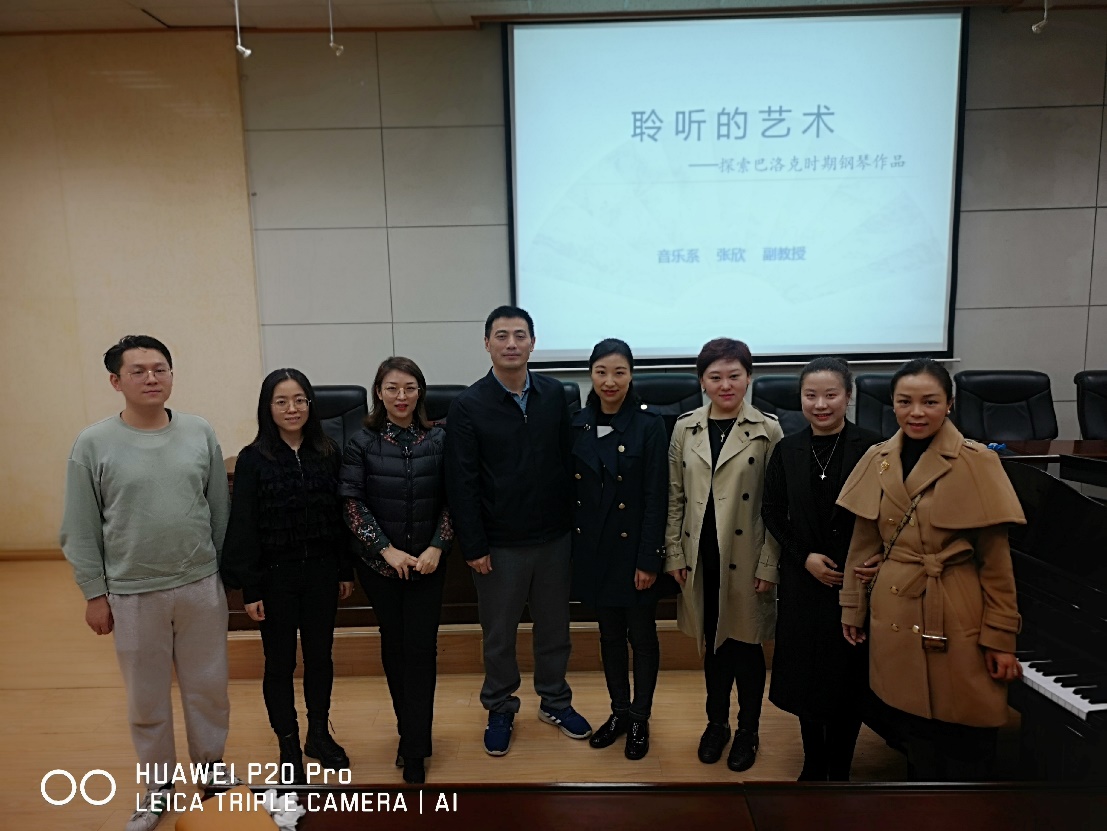 一群人站在壁報板前描述已自動生成