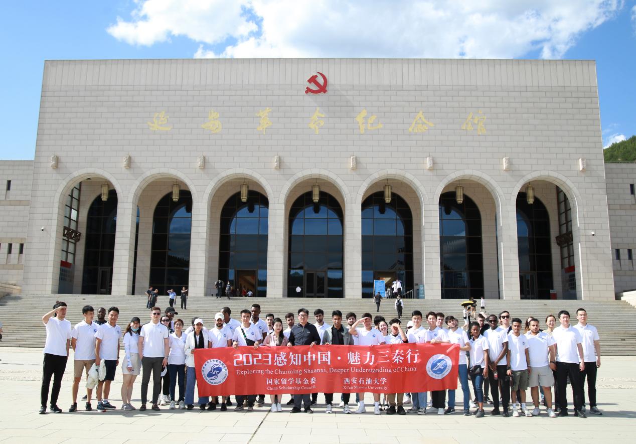 延安革命紀(jì)念館合影